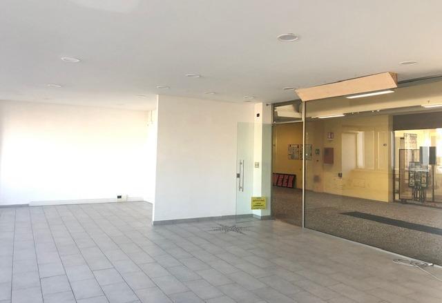 Funo Centergross (BO) - Affittasi ufficio / showroom collegato a magazzino