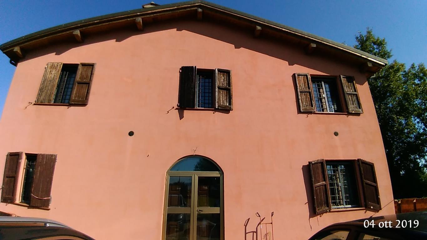 VENDESI PRESTIGIOSO CASALE A MEDICINA