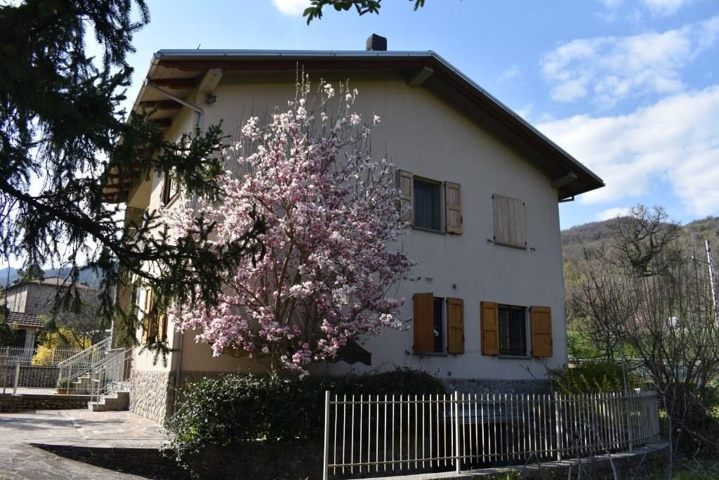 Vendesi quadrilocale con ampio giardino