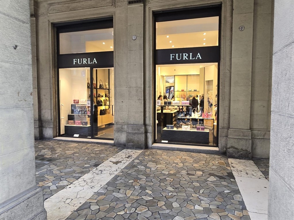 AFFITTASI NEGOZIO - VIA UGO BASSI (BO)