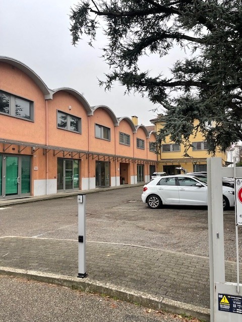 VENDESI UFFICIO A REDDITO - VIA CANOVA (BO)
