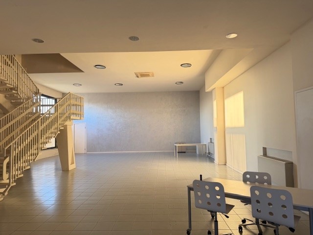 AFFITTASI CAPANNONE/SHOWROOM CON VETRINE E MAGAZZINO