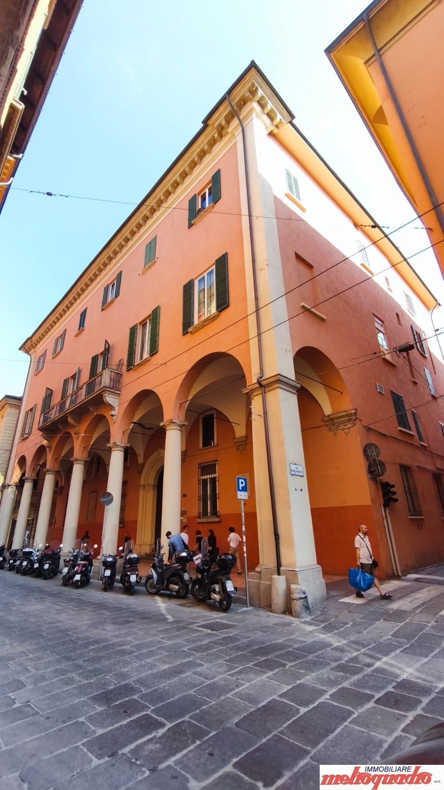 STRADA MAGGIORE AD.ZE CHIESA DEI SERVI – ELEGANTE MONOLOCALE RISTRUTTURATO